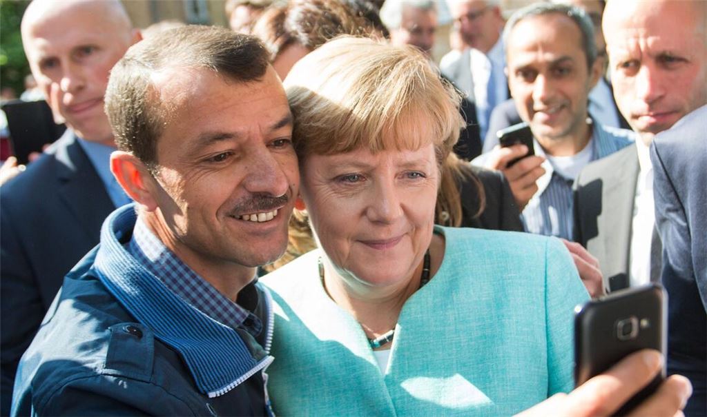 Ikone der Merkelschen Flüchtlingspolitik: Selfie der ehemaligen Bundeskanzlerin mit Asylbewerber 2015.