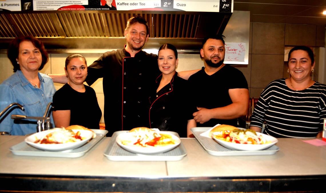 Ilias Margaritis (3.v.li.) feiert mit seinem Team 45 Jahre Johann‘s Imbiss. Fotos : Stahlfeld