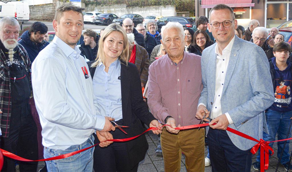 Ilias Margaritis (v.li.), Ifigeneia Chaktsi, Johann Margaritis und OB Stephan Retter durchtrennen das rote Band.Fotos: Stahlfeld