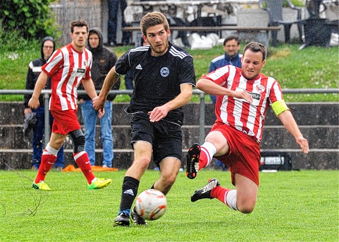 Illingen II behauptet gegen den TSV Wiernsheim (in Rot) den zweiten Platz. Foto: Fotomoment
