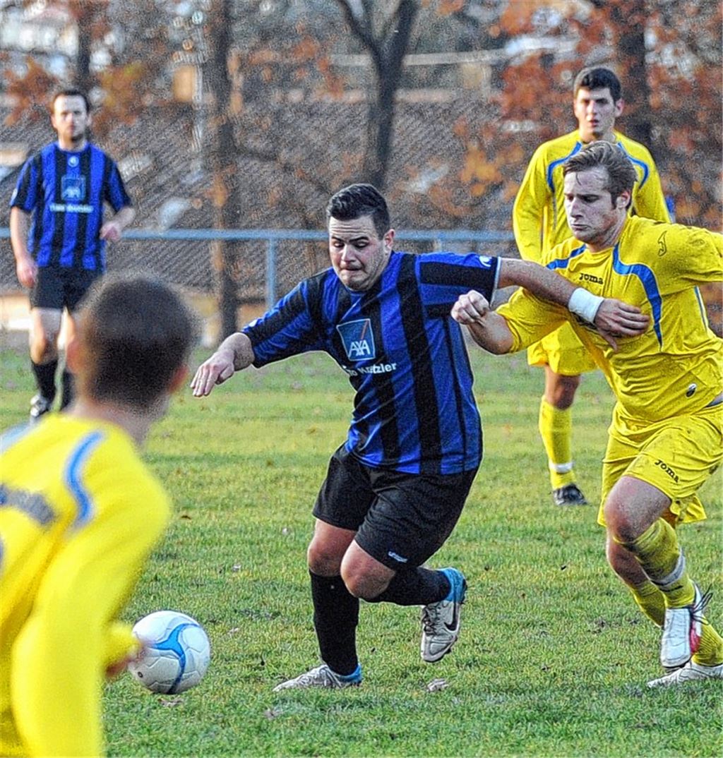 Illingen (blaue Trikots) hat die Nase im schwierigen Duell gegen Nussdorf vorn. 