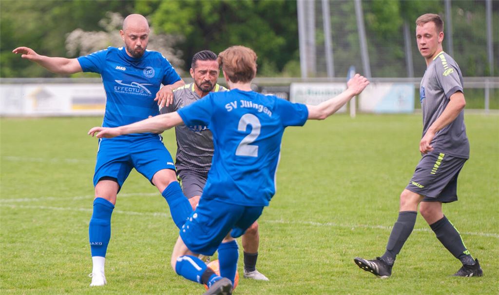 Illingen (in Blau) bietet dem Spitzenreiter und damit Favoriten Hohenhaslach/Freudental lange Zeit erfolgreich Paroli. Foto: Fotomoment