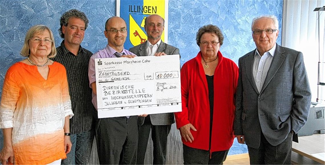 Illingen spendet 10000 Euro für die Opfer des Hochwassers in der Gemeinde (v. li.): UBL-Sprecherin Ingeborg Beller, Grünen-Chef Peter Pförsich, Bürgermeister Harald Eiberger, Pfarrer Wolfgang Schlecht, SPD-Rätin Katharina Steffan und ihr CDU-Kollege Winfried Scheuermann. Foto: Goertz