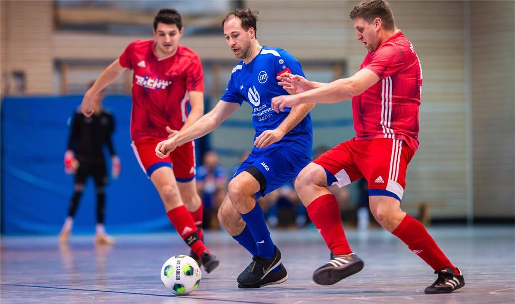 Illingen um Andreas Köppl (Mitte) hat es im Finale gegen Mönsheim schwer. Fotos: Schüller