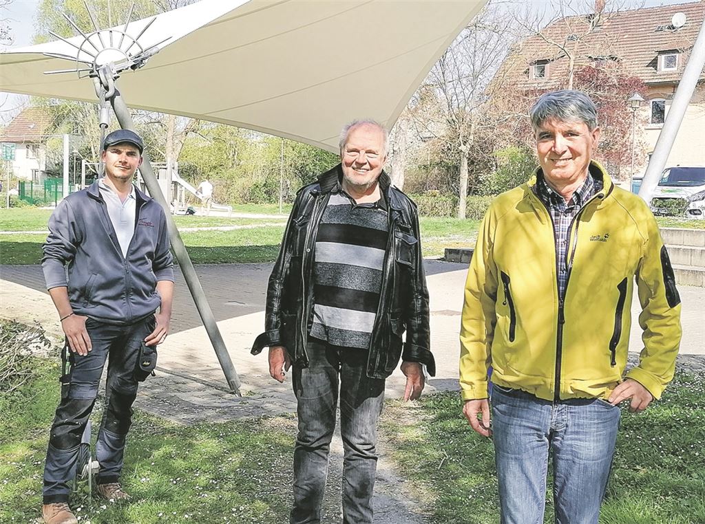 Illingens Bürgermeister Armin Pioch, sein Stellvertreter Klaus Kluge sowie Musiker und Konzertorganisator Matze Gutstein (von rechts) hoffen auf ein tolles Konzert in der Talaue und viele Spenden für die Geflüchteten aus der Ukraine. Foto: mb