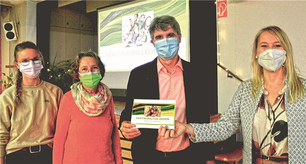 Illingens Bürgermeister Armin Pioch würdigt den Einsatz von Sarah Holzwart (v.li.), Anette Kirschner und Carmen Kirschner vom Verein „Hoffnung für Indien“. Foto: Stahlfeld