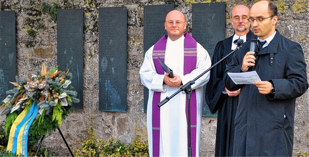 Illingens Bürgermeister Harald Eiberger, Pfarrer Wolfgang Schlecht und Dekan Claus Schmidt (v. re.) bei der Kranzniederlegung am Ehrenmal. 