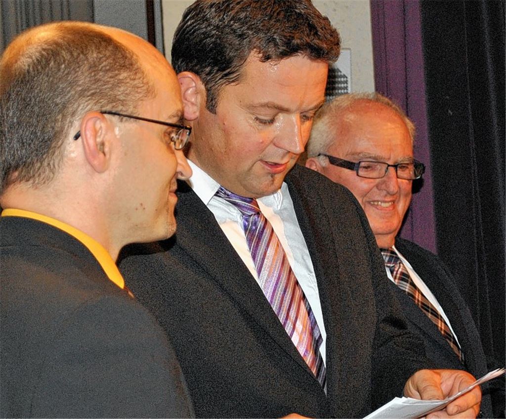 Illingens Bürgermeister Harald Eiberger (li.) wird von Gemeinderat Andreas Weigel verpflichtet. Rechts Gemeinderat und Bürgermeister-Stellvertreter Winfried Scheuermann.