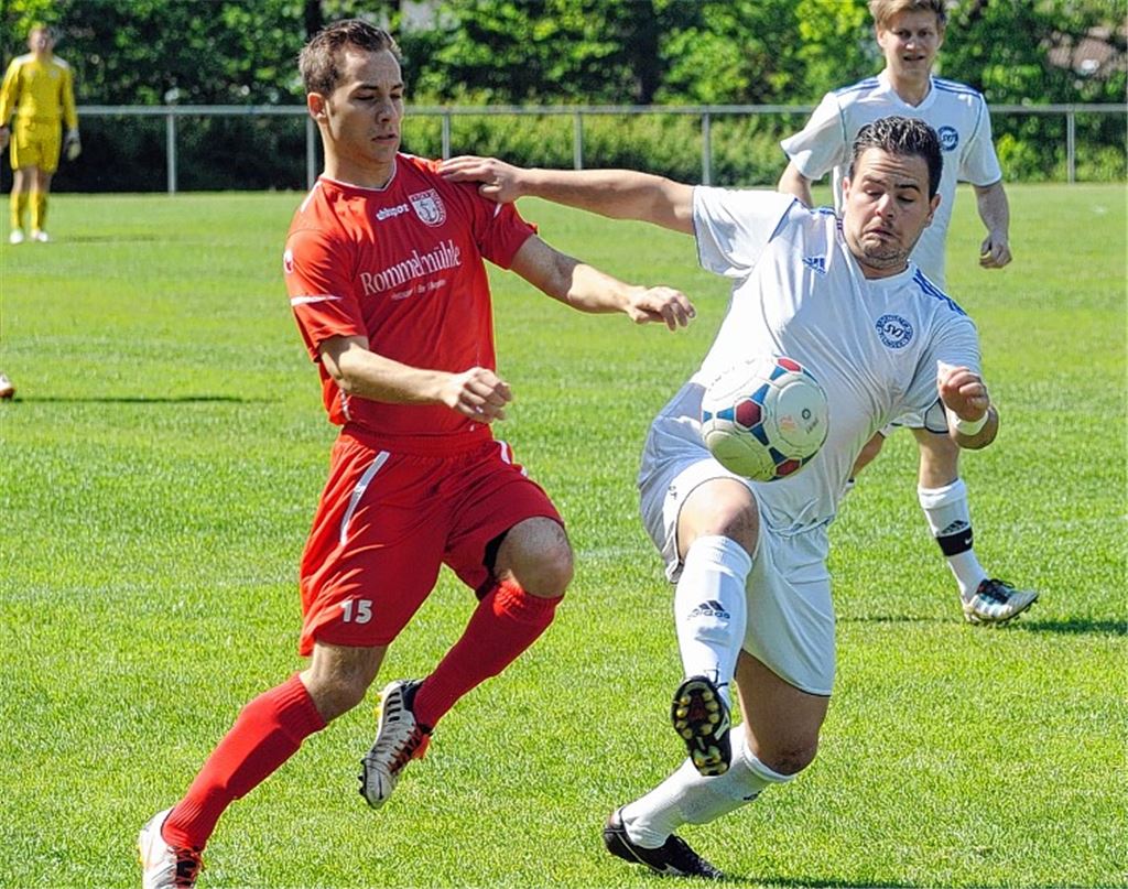 Illingens Pasquale Arena (re.) kämpft um den Ball, aber es reicht letzlich nicht.