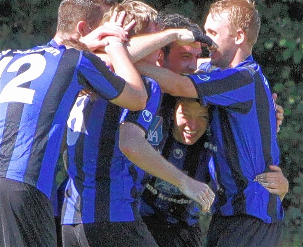 Illingens Spieler feiert das 4:2, für das die beiden Joker Marcel Liebendörfer (unten) und Oliver Rapp (2. v. re.) verantwortlich zeichnen. Foto: Eigner