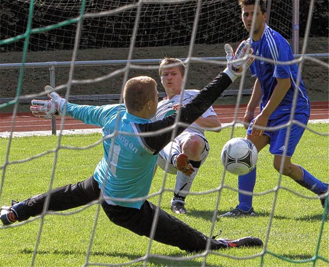 Illingens Torwart Denis Rommel pariert einen Schuss von Jens Schrodt, Illingens Tobias Rehfuß (re.) staunt. Foto: Eigner