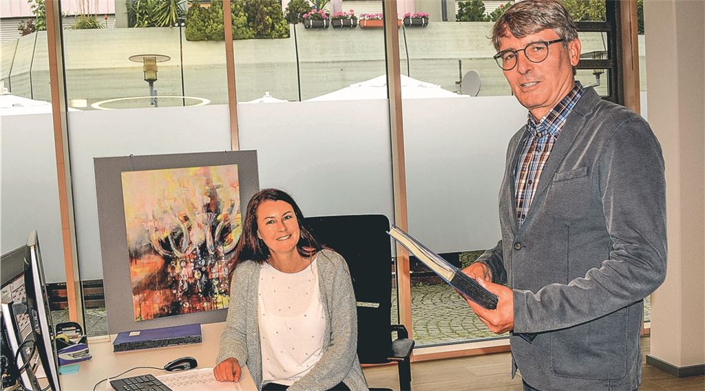 Illingens neuer Bürgermeister Armin Pioch, hier mit seiner Mitarbeiterin Nadine Lengle, muss sich in den ersten Tagen selbst erst mal zurechtfinden und informieren. Foto: Stahlfeld