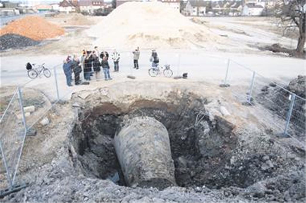 Illinger Gemeinderäte staunen nicht schlecht, als auf dem Luigareal, 700 Kilometer von der Küste entfernt, ein U-Boot auftaucht. 
Archivfoto: Goertz