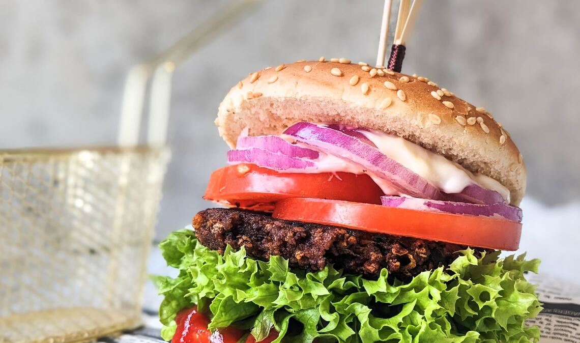 Illustration - Ein Patty aus Kidneybohnen auf einem Veggie-Burger