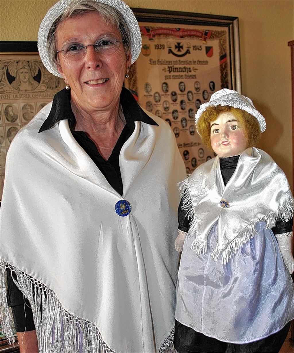 Ilse Beuchle (li.) in der Tracht, wie sie noch heute getragen wird. Noch im Original erhalten ist die Waldenserpuppe. Gut verständlich: Cornelia Schuler erläutert die Museumskonzeption.Fotos: Stahlfeld