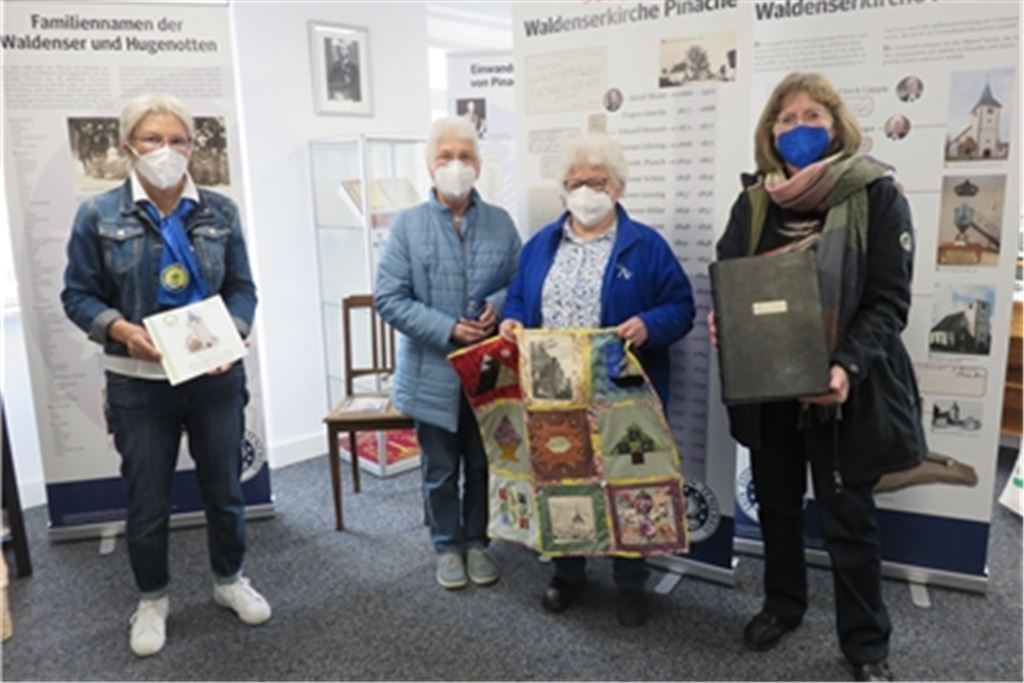 Ilse Beuchle (v.li.), Margot Augenstein, Gertrud Roux und Cornelia Schuler freuen sich auf den Neustart des Museums, das im Alten Rathaus in Pinache (unteres Foto) zu finden ist. Fotos: Becker