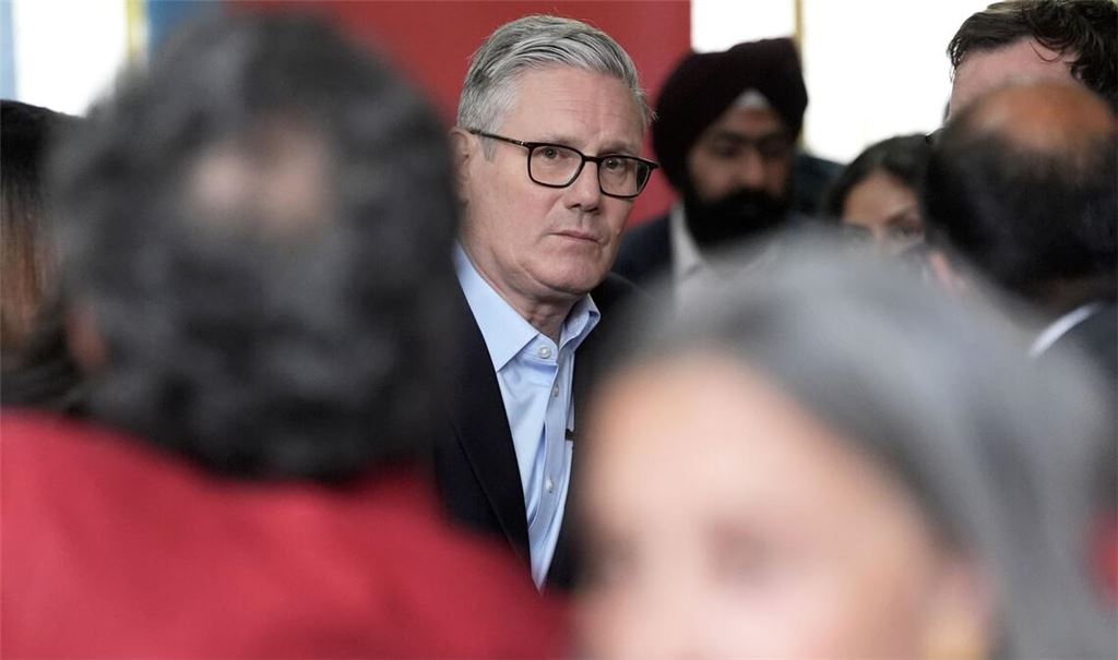 Im Abseits: Der britische Premierminister Starmer steht massiv unter Druck.