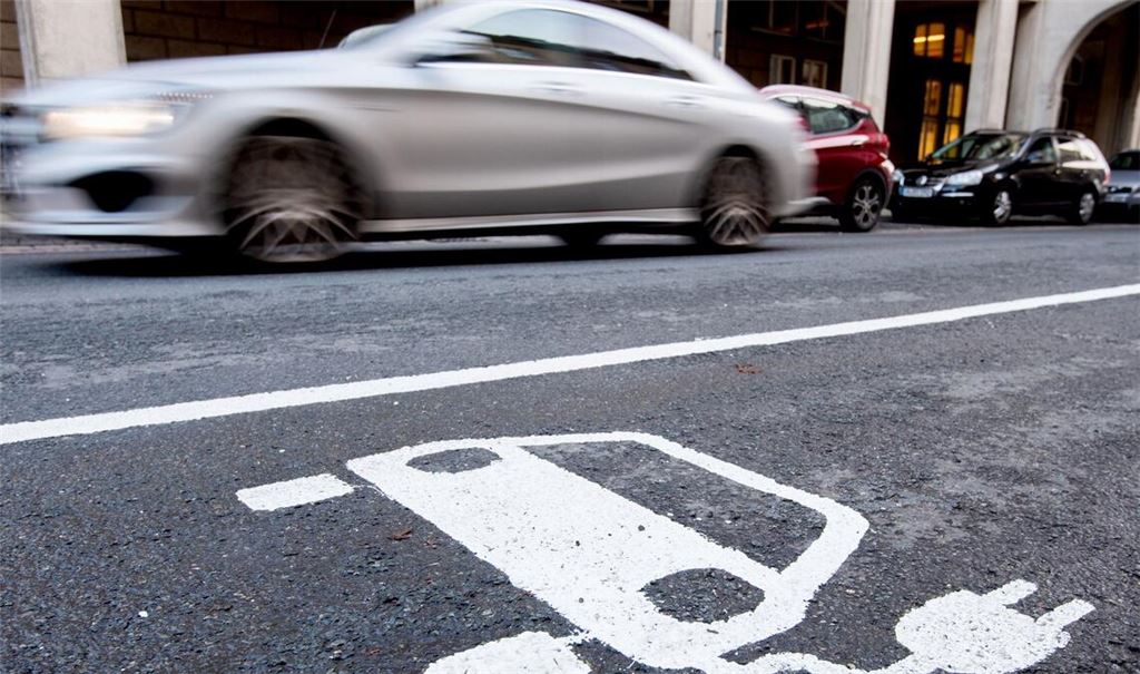 Im Alltagsbetrieb auf der Straße sind Plug-in-Hybride laut Fraunhofer ISI deutlich durstiger als auf dem Papier. (Archivbild)