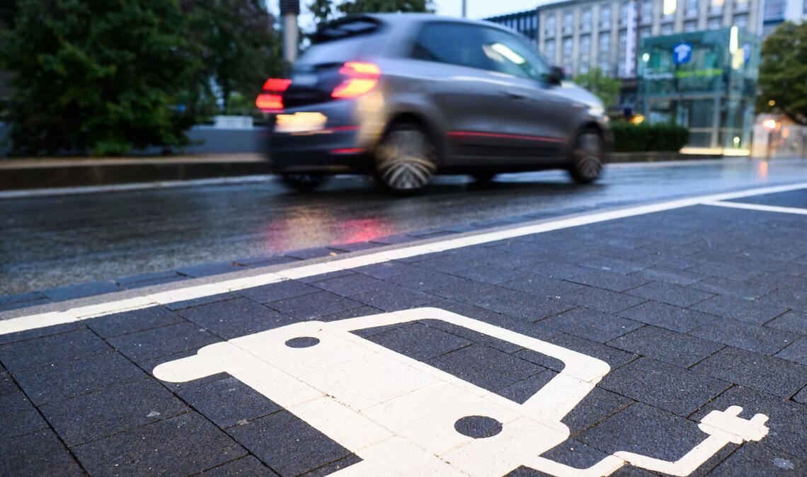 Im Alltagsbetrieb sind Plug-in-Hybride sehr viel durstiger als auf dem Papier (Symbolfoto).