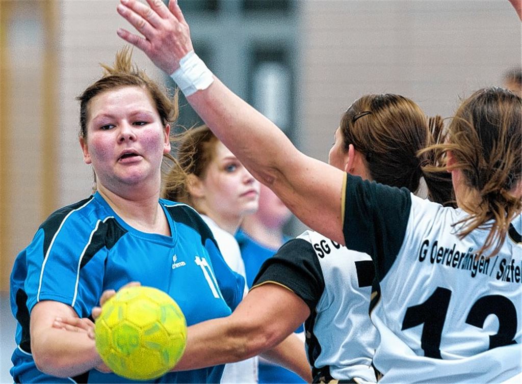 Im Angriff noch mehr Gas geben: Die Handballdamen der SG Niefern/Mühlacker (in Blau) überzeugen in ihrer ersten Saison mit der zweitbesten Abwehr der Kreisliga. Foto: Zschorsch