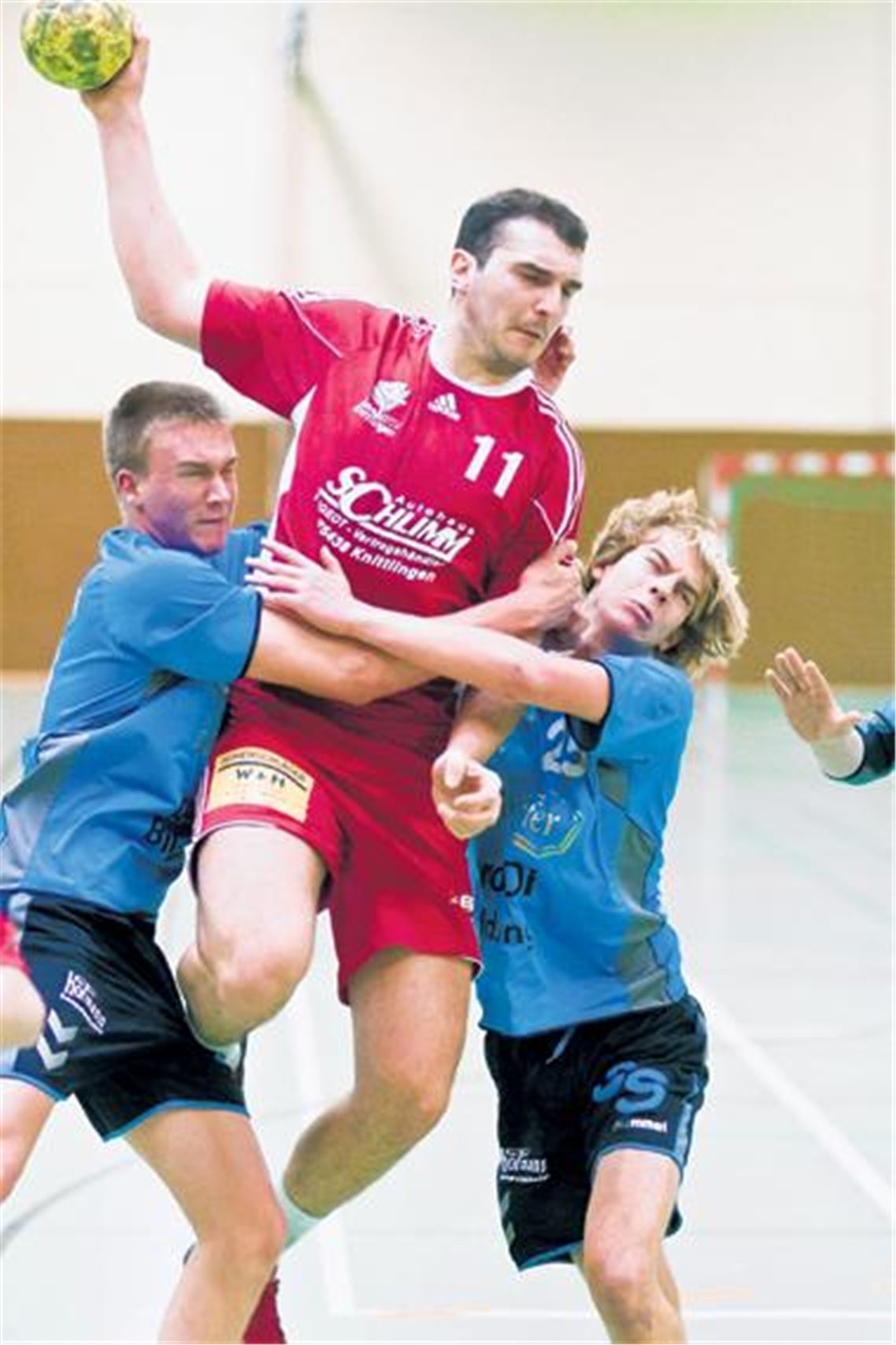 Im Angriff setzt sich Knittlingen (rotes Trikot) zu selten durch.
Foto: Zschorsch