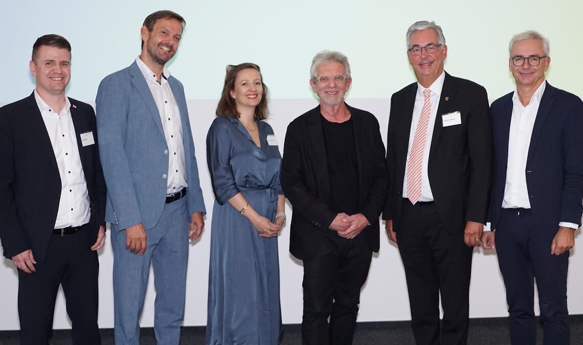 RKH-Geschäftsführer feierlich verabschiedet Im Annemarie-Griesinger-Saal der Klinik Markgröningen sind zu sehen (v.li.): Jens Dörr in Vertretung von Oberbürgermeister Jürgen Kessing, Bietigheim-Bissingen, Bastian Rosenau, Landrat Enzkreis, Dr. Layla Distler, Referatsleitung Krankenhausplanung beim Ministerium für Soziales, Gesundheit und Integration, Professor Dr. Jörg Martin, Dietmar Allgaier, Landrat Kreis Ludwigsburg, Dr. Christoph Schnaudigel, Landrat Karlsruhe. Foto: Bastian
