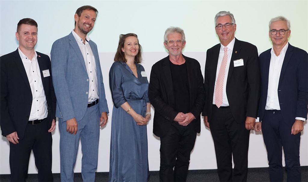 Im Annemarie-Griesinger-Saal der Klinik Markgröningen sind zu sehen (v.li.): Jens Dörr in Vertretung von Oberbürgermeister Jürgen Kessing, Bietigheim-Bissingen, Bastian Rosenau, Landrat Enzkreis, Dr. Layla Distler, Referatsleitung Krankenhausplanung beim Ministerium für Soziales, Gesundheit und Integration, Professor Dr. Jörg Martin, Dietmar Allgaier, Landrat Kreis Ludwigsburg, Dr. Christoph Schnaudigel, Landrat Karlsruhe. Foto: Bastian