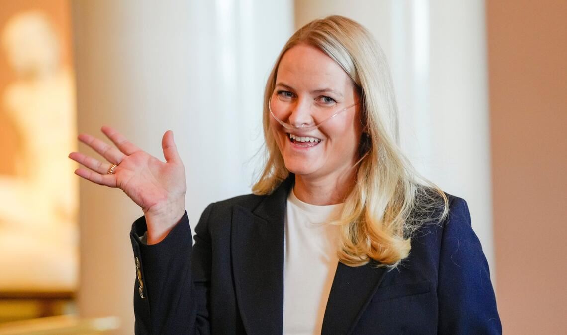 Im April war war die norwegische Kronprinzessin Mette-Marit bei einem Empfang für die norwegischen Athleten der Paralympischen Spiele erstmals mit einem Sauerstoffgerät öffentlich aufgetreten.