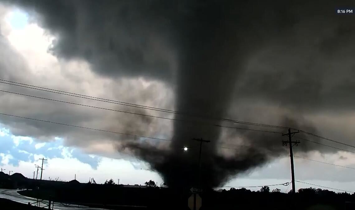 Im Auge des Sturms: Ein Tornado fegt über einen Highway im US-Bundesstaat Oklahoma.