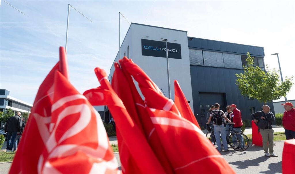 Im August 2025 demonstrierten Cellforce-Beschäftigte gegen den massiven Stellenabbau. Nun soll die Porsche-Tochter ganz geschlossen werden.