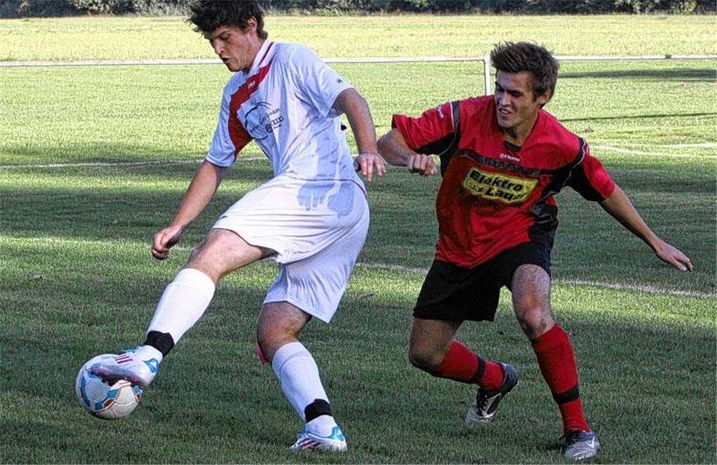 Im August unterlagen die Sportfreunde Mühlacker (in Rot) dem A-Ligisten SG Ölbronn-Dürrn im Kreispokal mit 0:4. Morgen um 14 Uhr steht eine winterliche Revanche auf dem Programm – sofern es die Platzverhältnisse im Mühlacker Letten zulassen. Archivfoto: Eigner