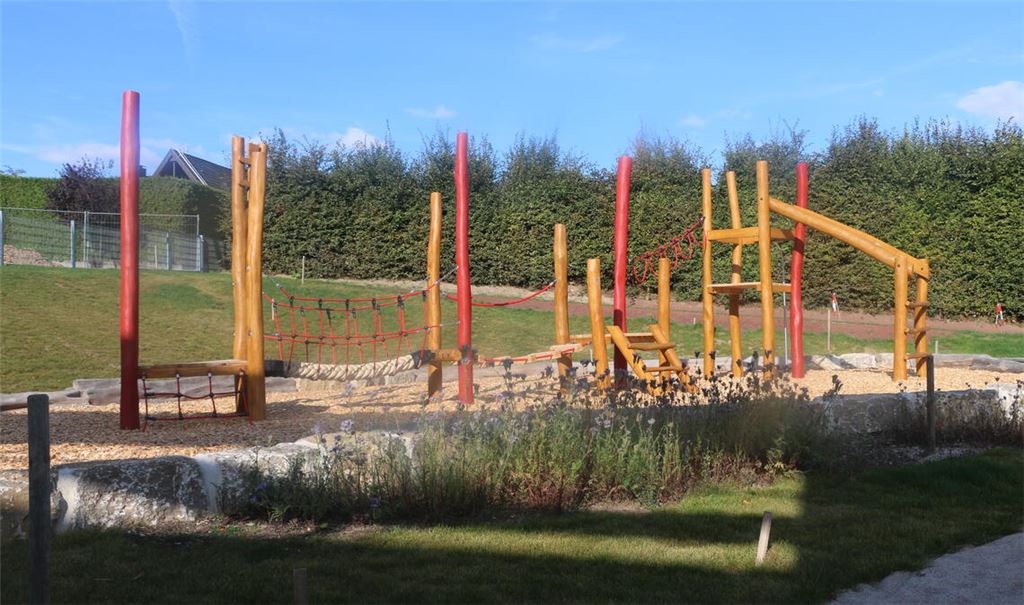Im Außenbereich der neuen Kita Blumenwiese warten die Spielgeräte schon auf die künftigen jungen Nutzer. Innen sollen bis zu drei Gruppen heimisch werden. Fotos: Deeg