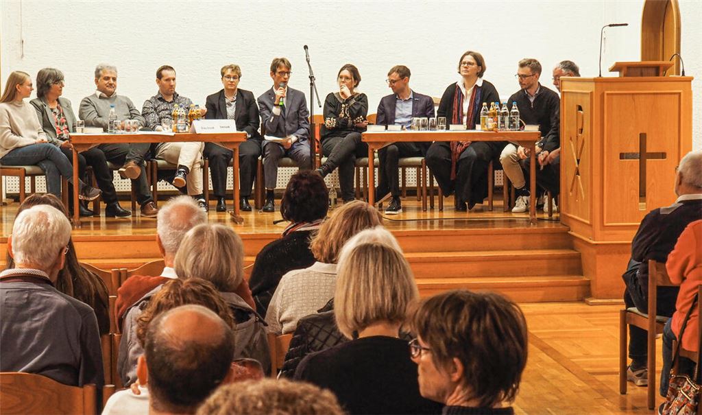 Im Austausch mit den Menschen: die Kandidatinnen und Kandidaten stellen sich den Fragen des Publikums. Foto: Müller