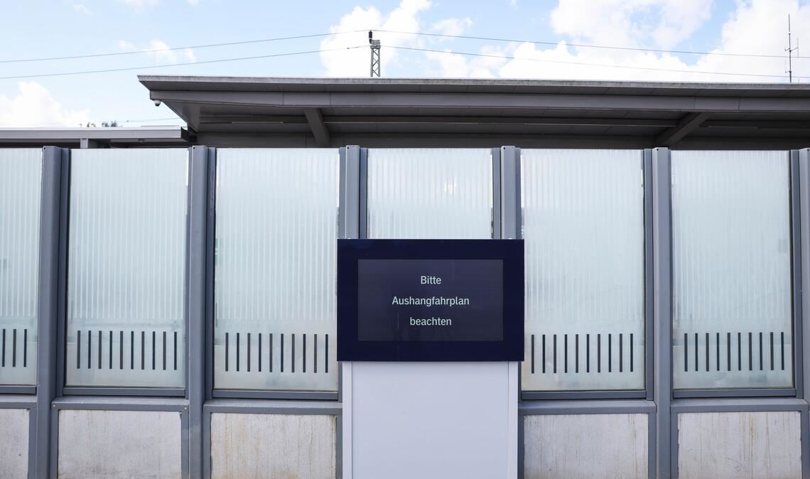Im Bahnhof Büchen zeigt ein Display keine Verbindungen an. (Archivbild.)