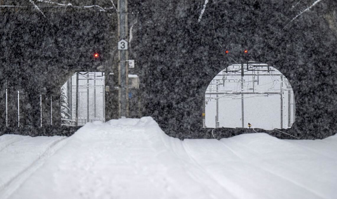 Im Bahnhof Goppenstein stehen die Ausfahrsignale auf Rot. Wegen eines entgleisten Zugs ist eine Bahnstrecke unterbrochen.