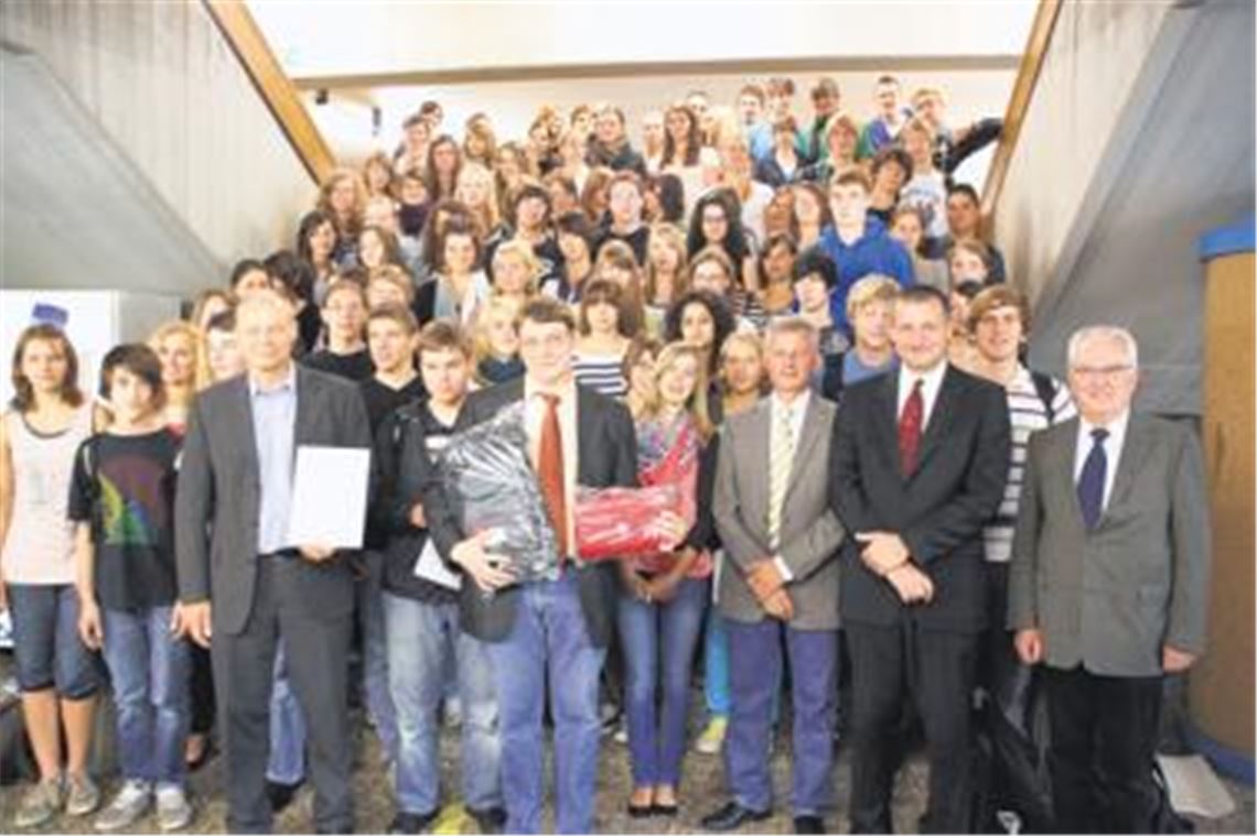 Im Beisein der Landtagsabgeordneten Winfried Scheuermann, Dr. Hans-Ulrich Rülke und Thomas Knapp (v. re.) nehmen die THG-Schüler ihre Preise und Urkunden vom Schülerwettbewerb der Landeszentrale für politische Bildung entgegen. 
Foto: Goertz