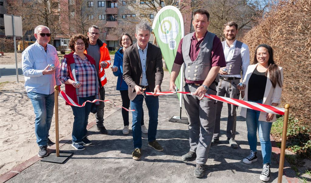 Im Beisein von Siggi Mayer, Christine Bauer, Tino Metzger (Bauhof Wiernsheim), Sonja Porth, Marcus Tittel, Sophie Schumm (Ordnungsamt, hinten v. li.) schneiden Matthias Enz und Frank Tittel (vorne v. li.) das rote Band durch. Foto: Fotomoment