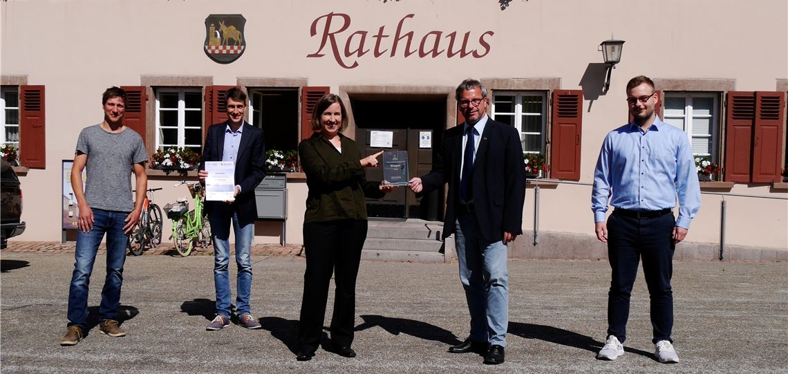 Im Beisein von Tim Westermann (Stabstelle Klima- und Umweltschutz der Stadt Maulbronn, 1. v. r.) und Lucas Förster (Schülenswaldhof, 1. v. l.) nimmt Maulbronns Bürgermeister Andreas Felchle (2.v.re.) den Preis für die Siegerkommune 2020 von Dr. Hilde Neidhardt (Erste Landesbeamtin des Enzkreises, 3. v. l.) und Björn Ehrismann (keep Klimaschutz- und Energieagentur Enzkreis Pforzheim, 2. v. l.) entgegen. Foto: Stadt Maulbronn