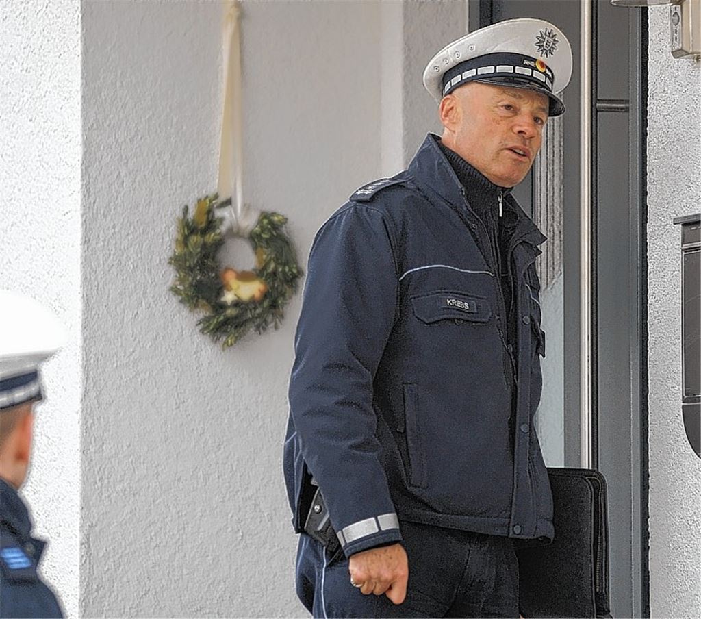 Im Bereich des Reviers Mühlacker sind die Beamten verstärkt zu Fuß unterwegs. Damit sollen Einbrüche, deren Spuren man auf den kleinen Bildern sieht, eingedämmt werden.