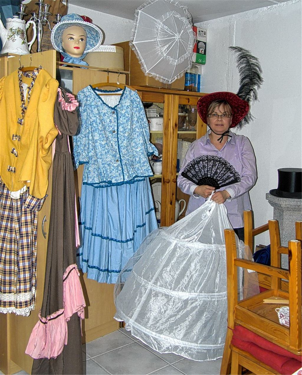 Im Biedermeier-Zeitalter hat Martina Haußmann (Bild li. vor dem mit entsprechender Mode schon gut gefüllten Kleiderschrank, Bild oben bei einer Kutschfahrt im Stil der Zeit) ihr zweitgrößtes Hobby gefunden. An die erste Stelle setzt sie nach wie vor das Singen im Chor Eintracht Illingen. Mit der Veranstaltung „Wien um Strauss“ im April 2008 fing für sie „biedermeiermäßig“ alles an.