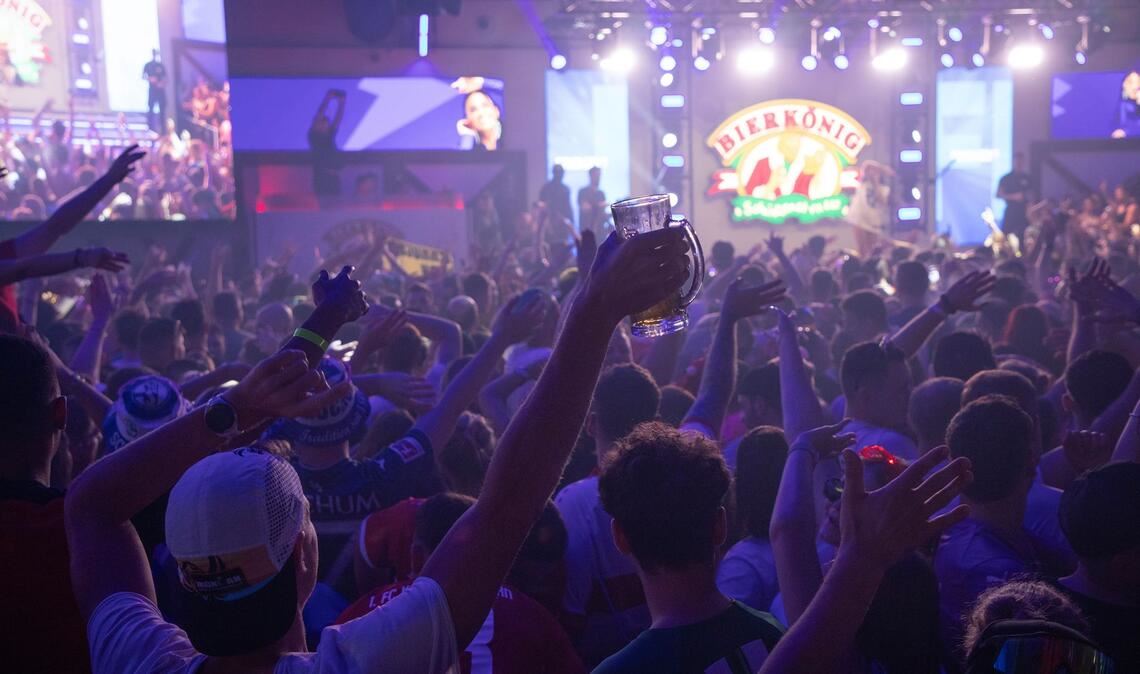 Im Bierkonig wird auf der Saisonabschlussparty zum Ende des Sommers 2025 gefeiert