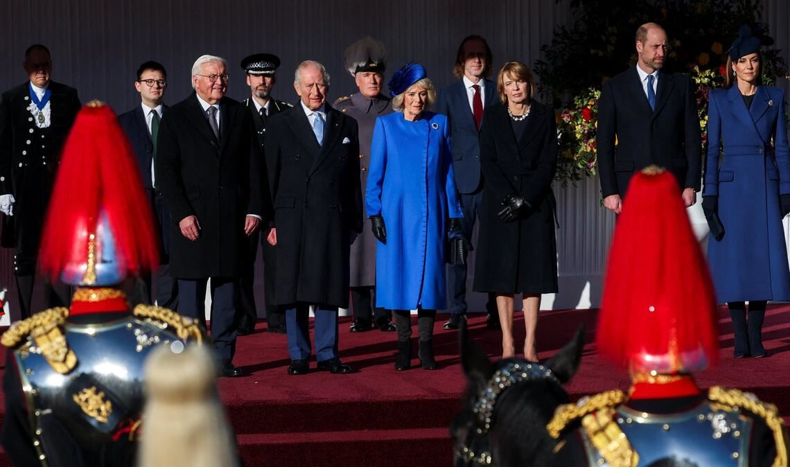 Im Bild (von links): Bundespräsident Frank-Walter Steinmeier, der britische König Charles III., Königin Camilla, Steinmeiers Ehefrau Elke Büdenbender, Prinz William, Prince of Wales, und Kate, Princess of Wales, bei einer Begrüßungszeremonie auf der königlichen Bühne in der Datchet Road in Windsor