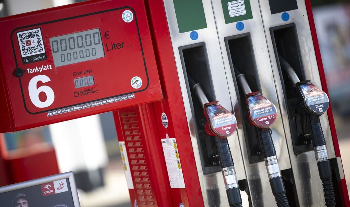 Im Bodenseekreis hat ein Mann eine Tankstelle überfall (Symbolbild).