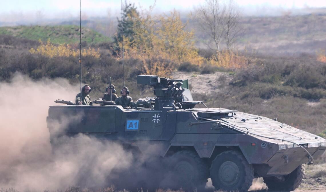 Im Boxer geht es für Merz durch die staubige Heide.