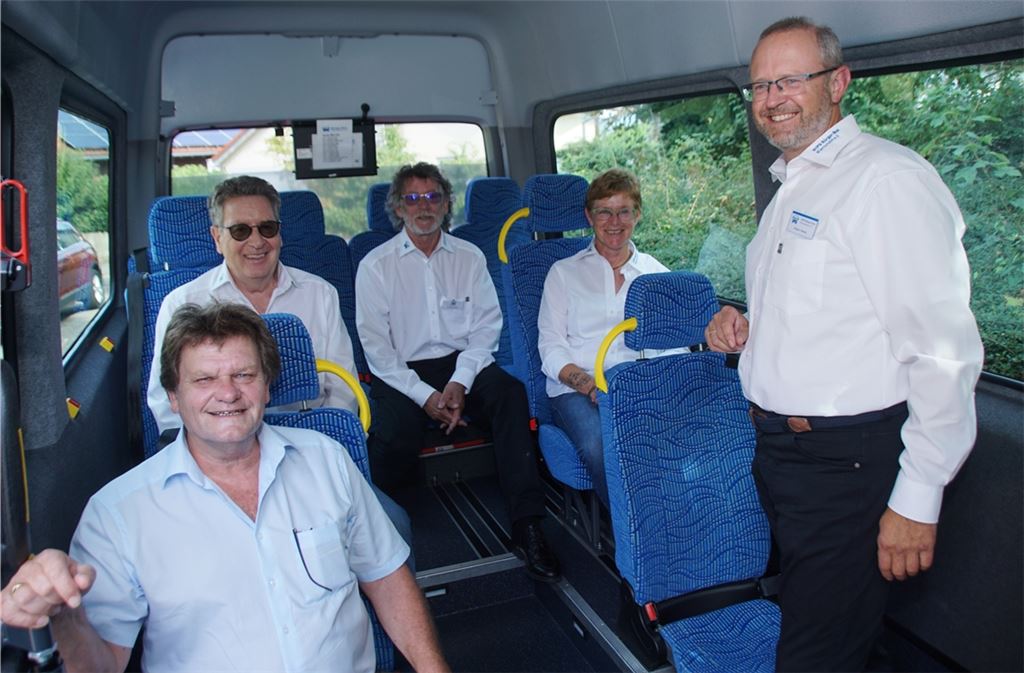 Im Bürgerbus haben Platz genommen: Bürgermeister Karlheinz Oehler, zweiter Vorsitzender René Moulin, Geschäftsführer Walter Ruppert, Finanzvorständin Brigitte Müller und Vorsitzender Jürgen Idziok (v.li.). Foto: Roller