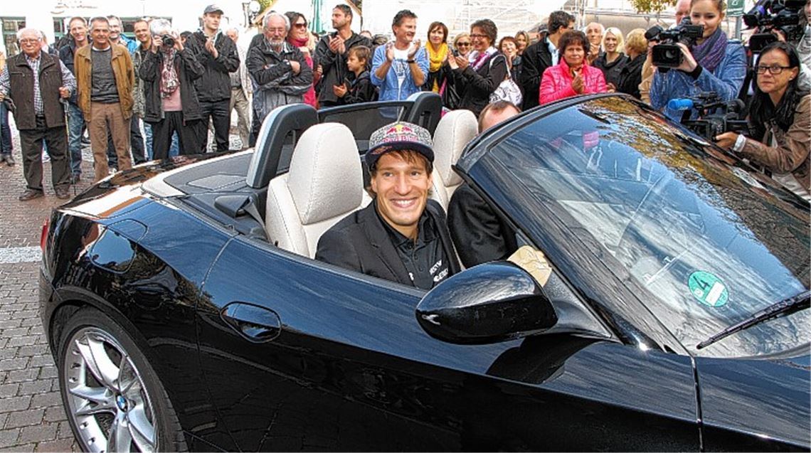 Im Cabrio von Oberbürgermeister Frank Schneider fährt Sebastian Kienle am Mühlacker Rathaus vor.