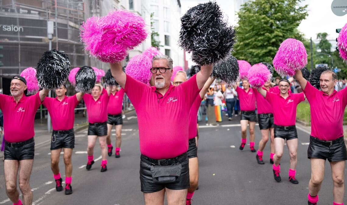 Im Cheerleader-Outfit beim CSD in Düsseldorf