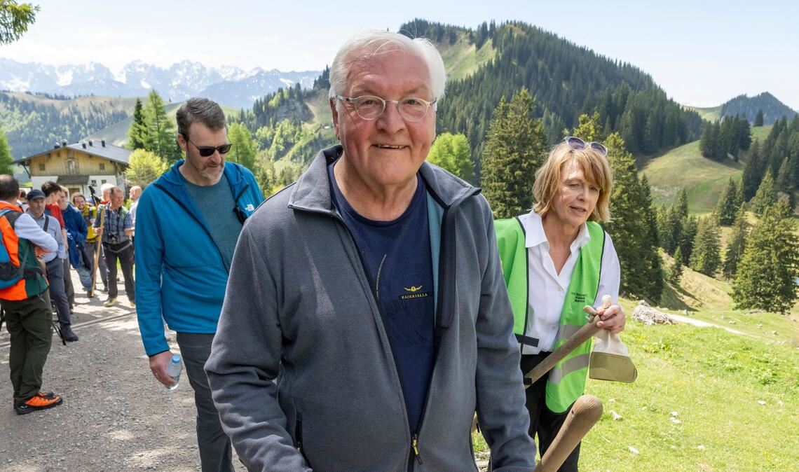 Im Chiemgau half Bundespräsident Frank-Walter Steinmeier dem Alpenverein bei der Pflege von Wanderwegen.