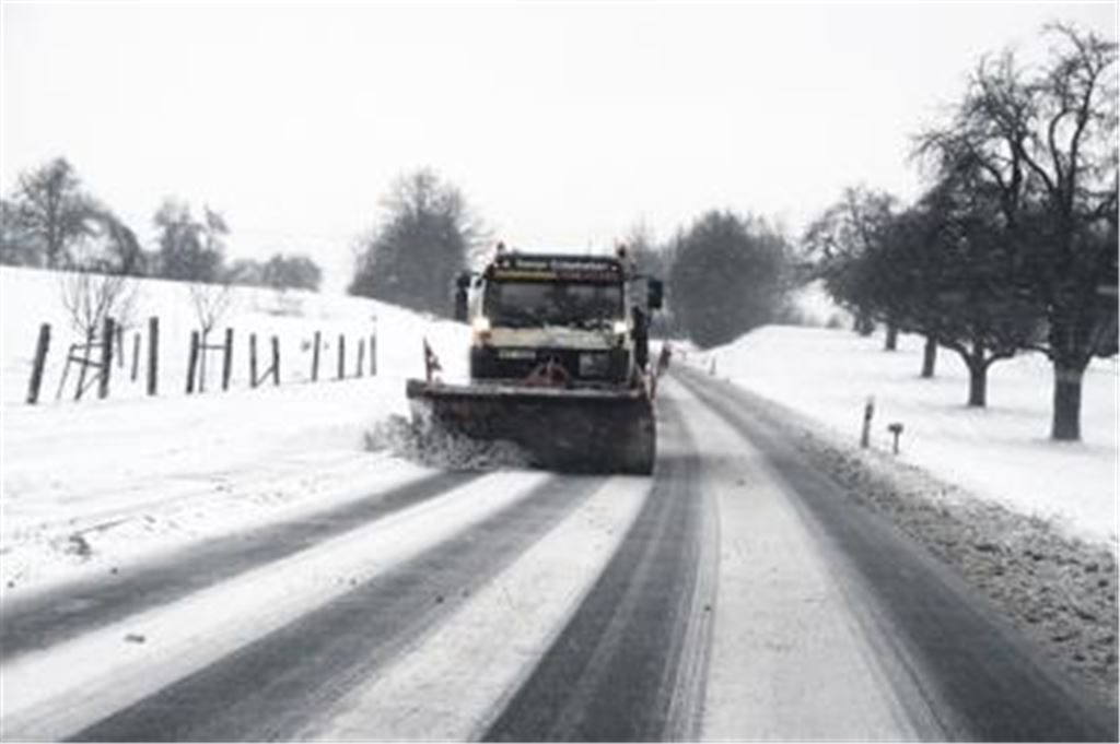 Im Dauereinsatz waren gestern Morgen die Streu- und Räumdienste der Region. Unser Bild zeigt einen Schneepflug auf der Landesstraße zwischen Pinache und Wiernsheim. Foto: Franz