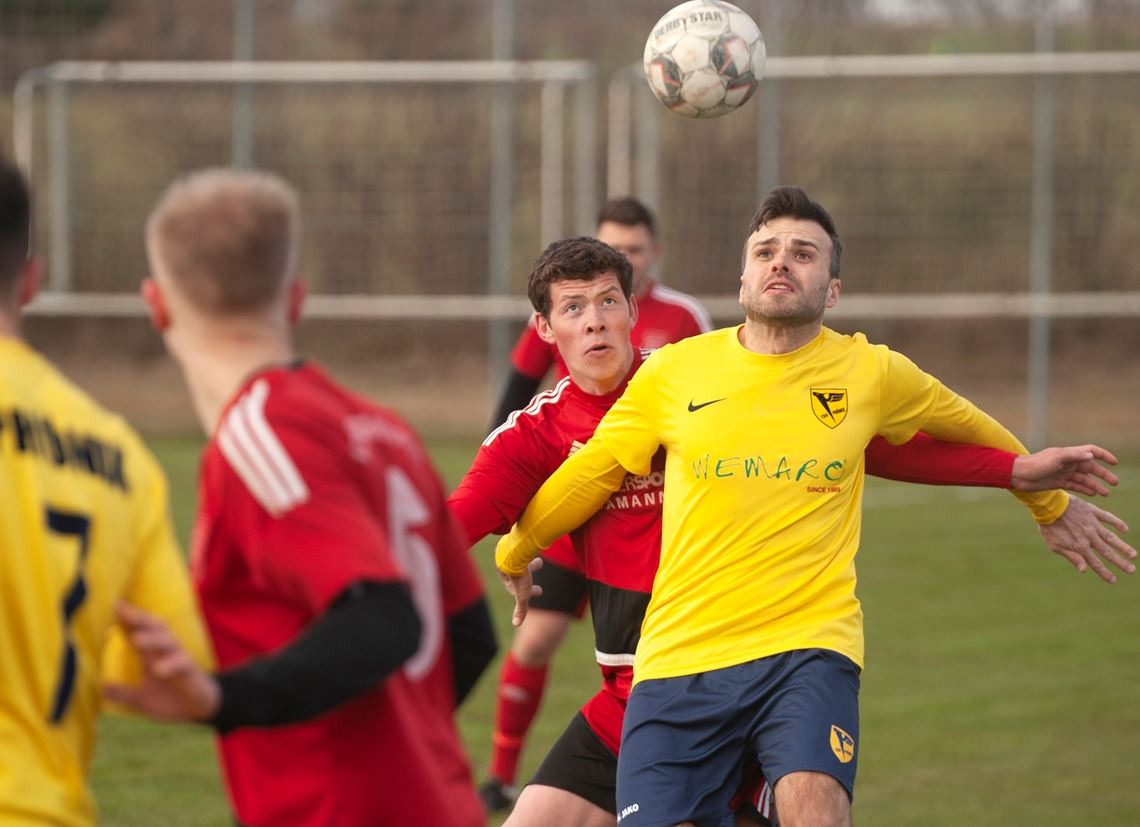 Großglattbach feiert Derby-Sieg Im Derby gegen Lomersheim II hat Großglattbach (rot) die Nase vorn. Foto: vh